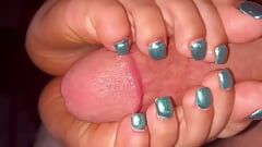 Os dedos verdes metálicos da latina em um toejo provocante