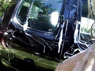 Atrakcyjna niemiecka laska zostaje ostro wyruchana po czyszczeniu samochodu