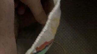 Внутри писающего подгузника в видео от первого лица