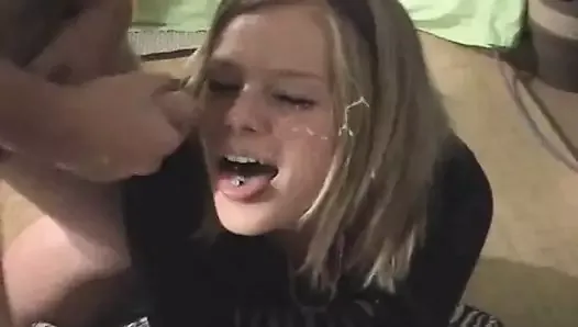 Menina com língua perfurada recebe bom facial