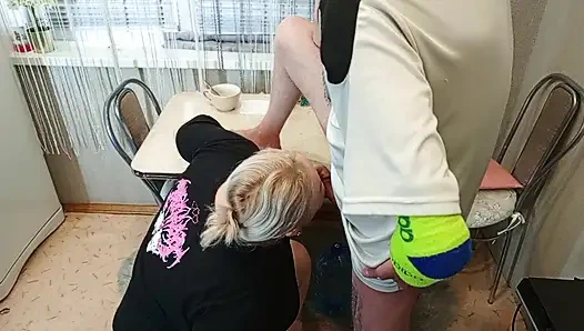 Öğleden sonra, komşumu mutfakta ağzından sikiyorum ve boşalıyorum