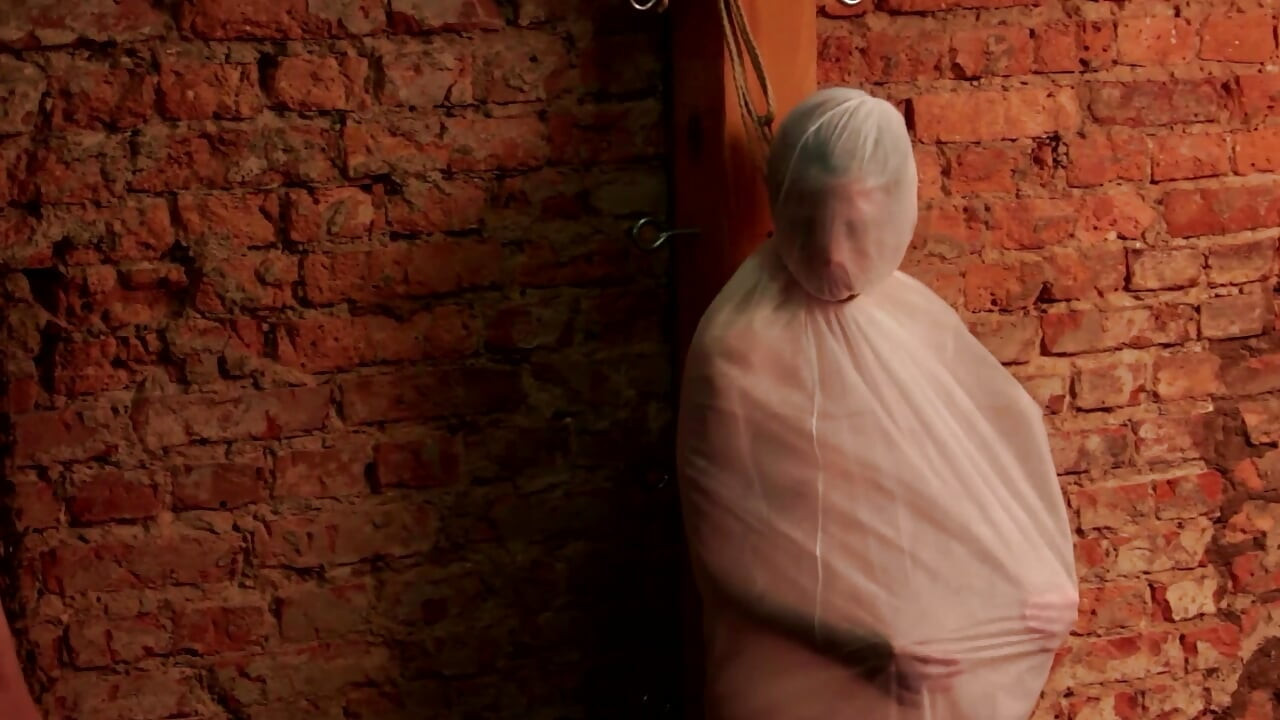 捆綁與懲罰：奴隸蕩婦被硬核BDSM折磨緊緊包裹