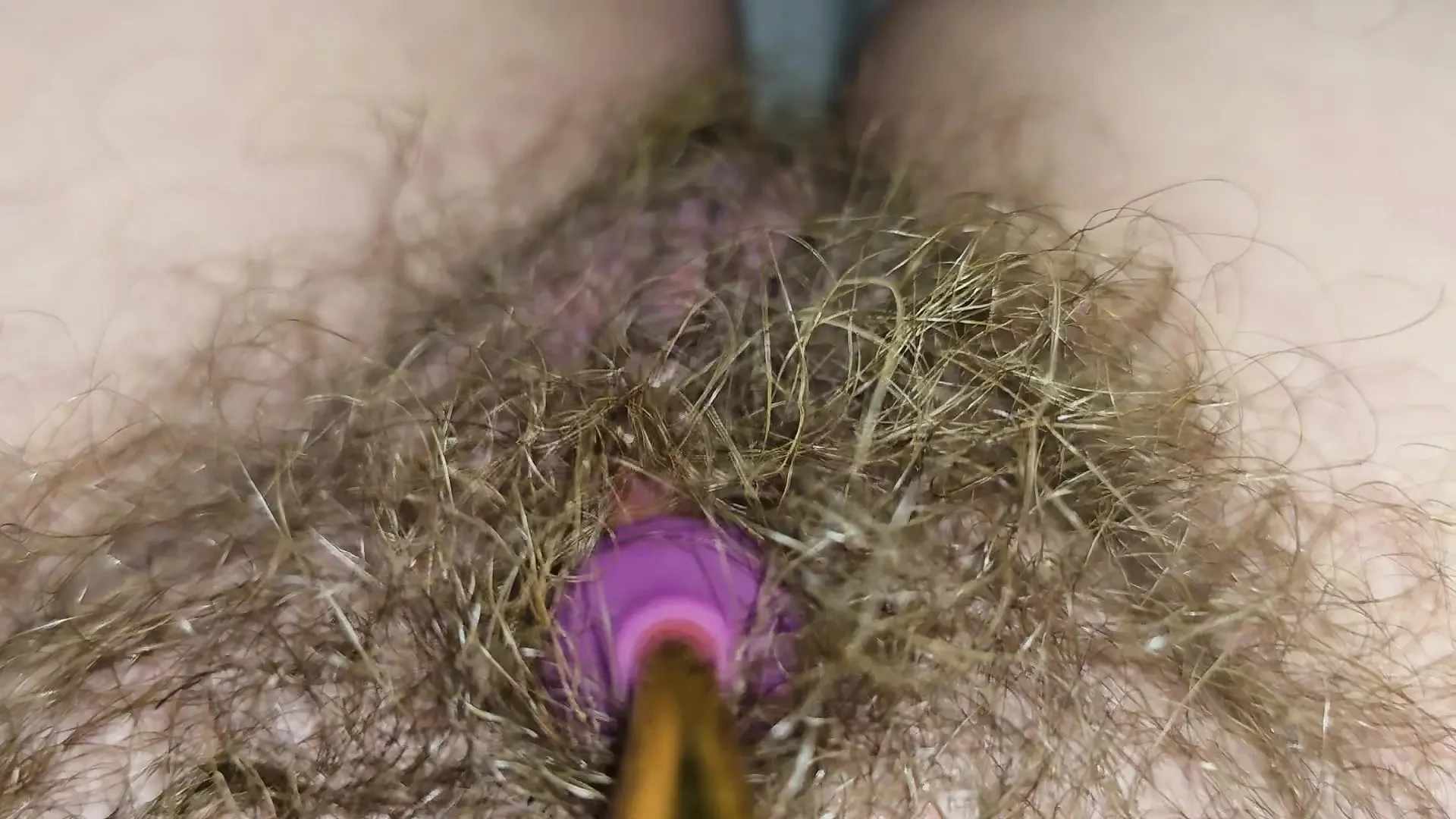 Grande boceta peluda experimentando um novo vibrador.