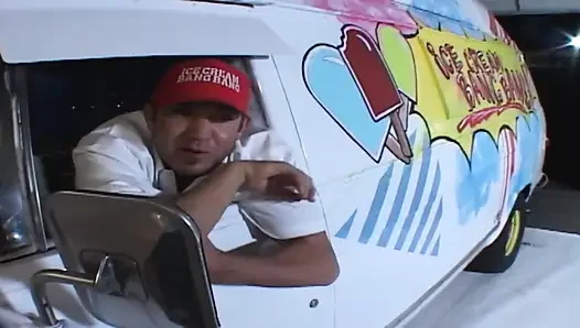 Pemandu sorak imut dientot dan dicrot di mulut