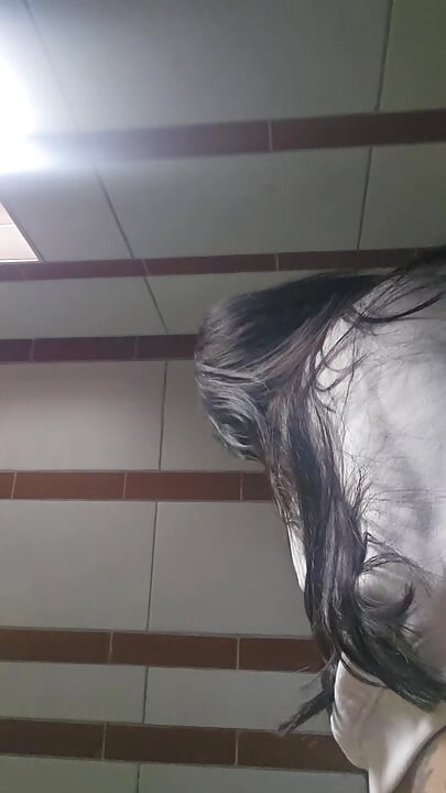 熟女在当地酒吧的浴室里被指责