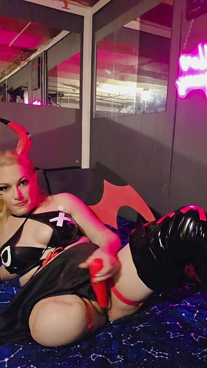 Blondă Ak Amputee Masterbating Și Cumming W / Butuc Gol, Ahegao Face În Costume