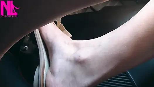 Çılgın çıplak ayaklı pedal yüksek yolda pompalıyor