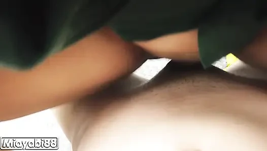 18 yaşındaki üniformalı Taylandlı izci kızın içine boşalıyor, seksi inleyerek yarağa biniyor