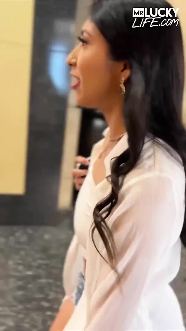 Perfect-Body Gal Penelope Woods Gives Head After A Date