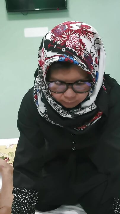 The girl Hiya gives a to a senior to ask for a job position.