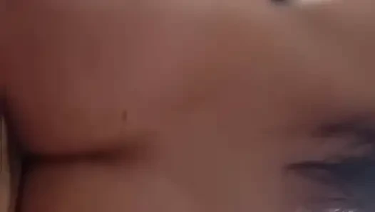 У меня есть моя женатая соседка, самоуверенная шлюха, катается на моём члене.