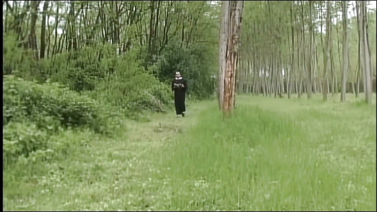 As vadias da floresta: o padre transa com uma garota com o capuz enquanto a outra se masturba com a banana