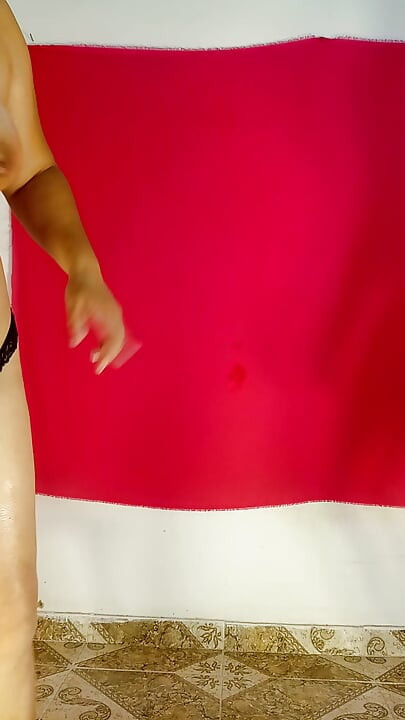 可愛い彼女がフェラしてる、俺の玉を吸う