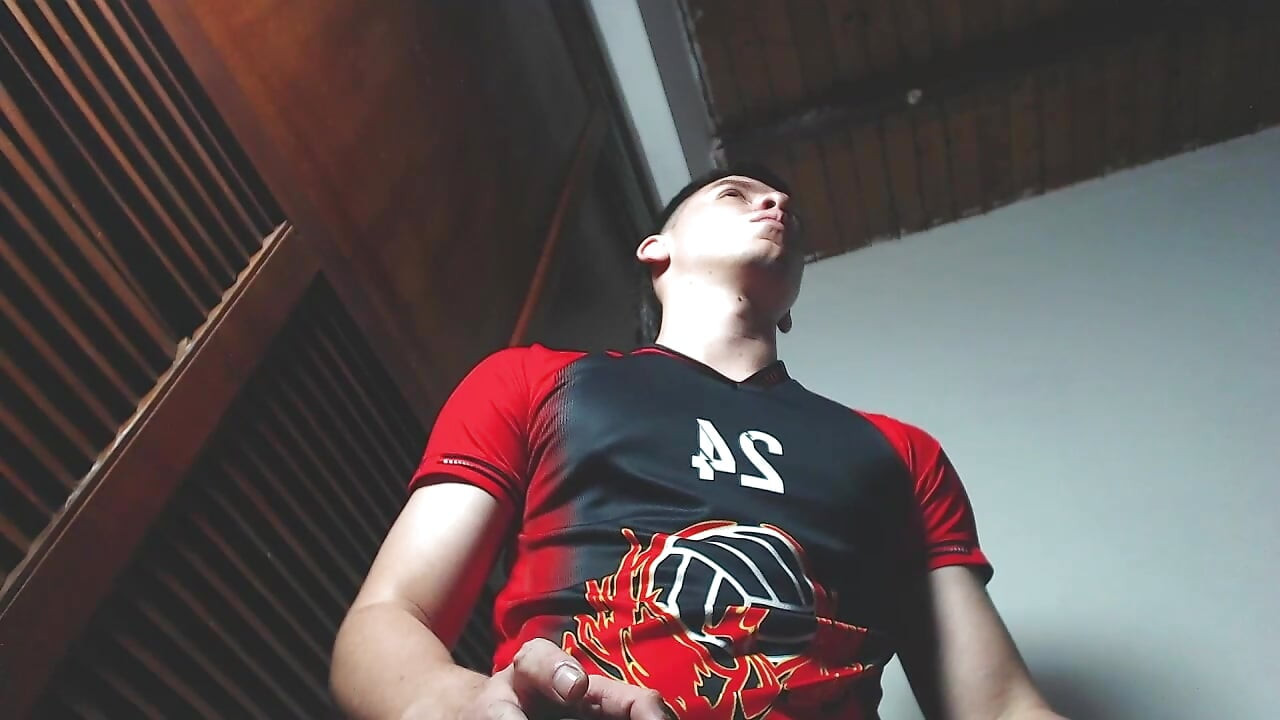 Masturbasi dan menunjukkan penisku dari dekat dari bawah sangat sensual