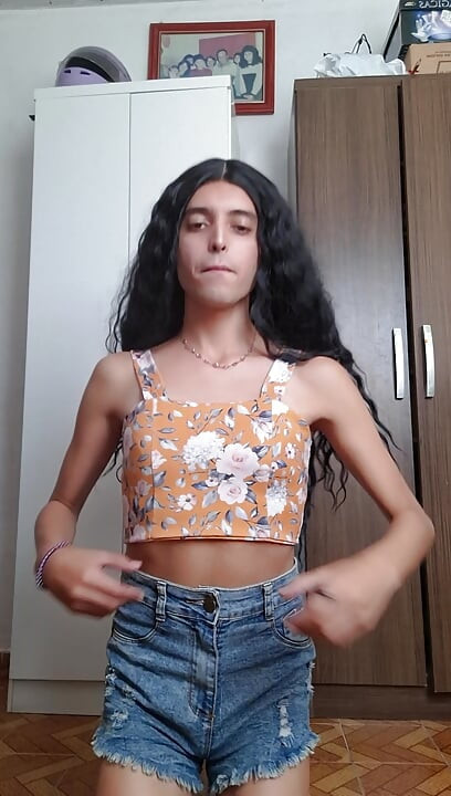 Petite shemale shows her feet and sucks on deodorant