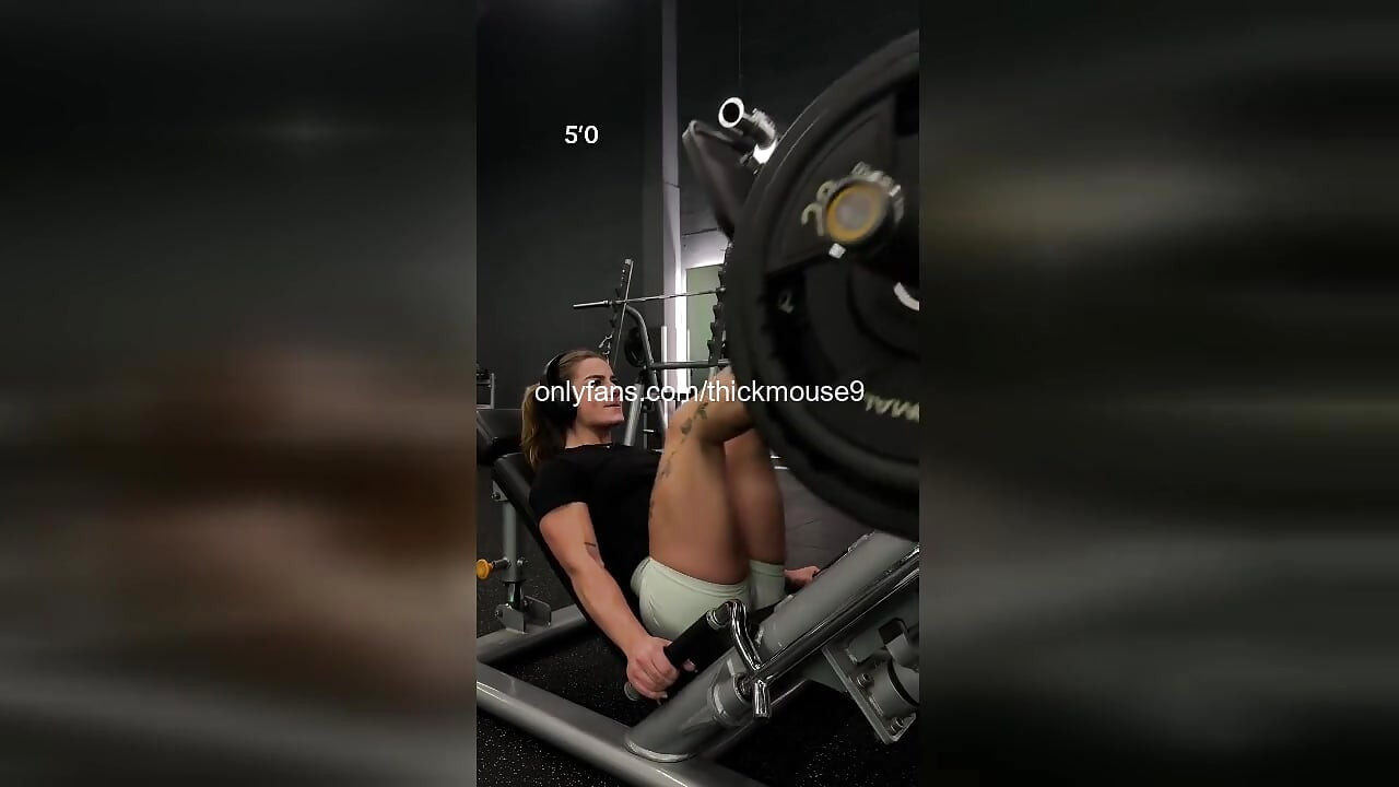 18-Year-Old Gym Girl Accidentally Flashes Tight Pussy During Live Stream
