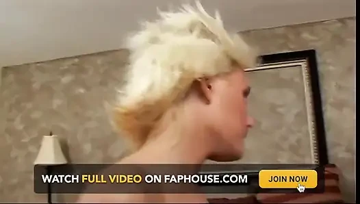 Süßes blondes schätzchen stöhnt, während ihr enges arschloch von einer riesigen stange hart geknallt wird