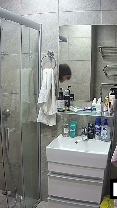 LUUV. Sexy Kareflore natáčí svou domácí sprchovou rutinu pro svou skutečnou show | Klip 1