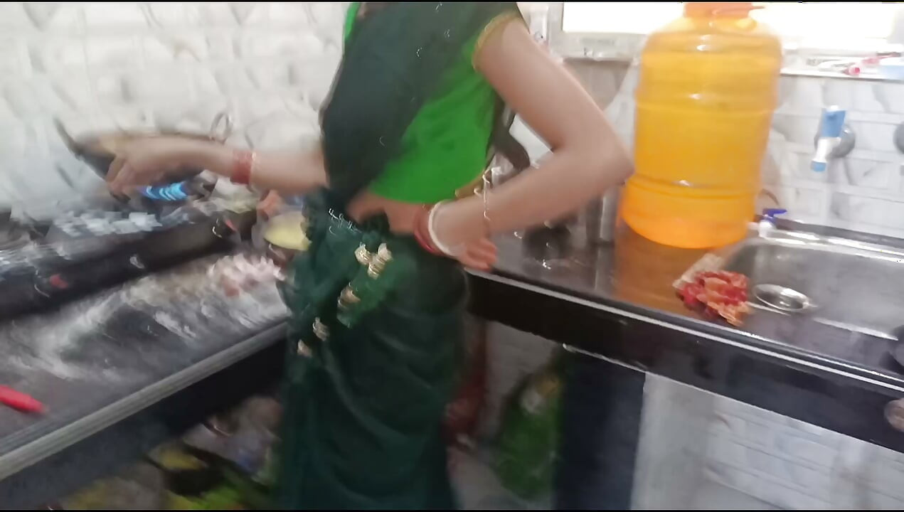 Indian gullu bhabhi ki kitchen me mast chudai hindi sex