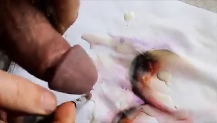 Anna'nın göğüslerini haraç.