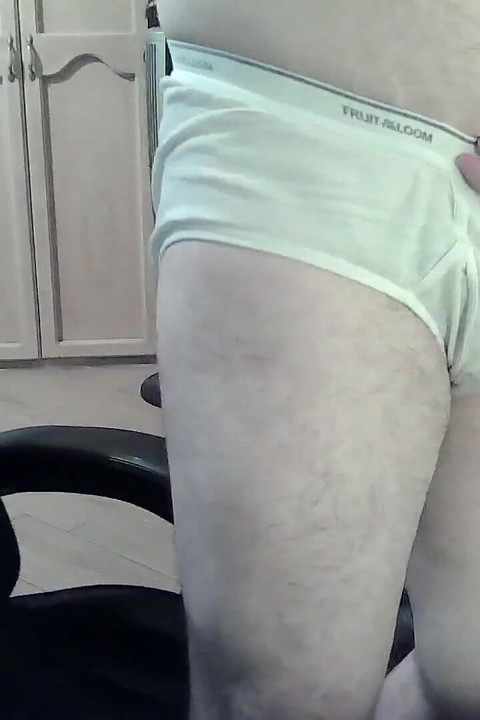 Hunky Camboy Works His Legs