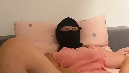 ANNA заставляю себя на кровати с киской