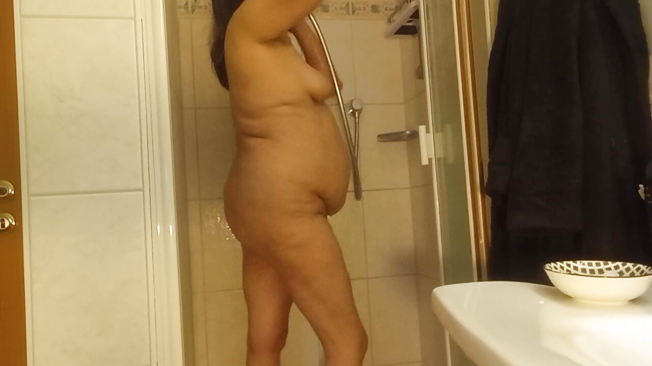 Azgın orta yaşlı seksi kadın duşta - olgun kıvrımlarım seni zayıf yapıyor