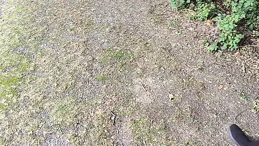Ihren nackten Arsch auspeitschen auf dem Grillplatz
