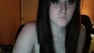 Une brune sexy devant sa webcam