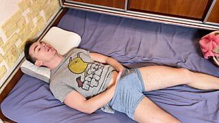 College-Junge macht heißes Stöhnen im Bett abspritzen