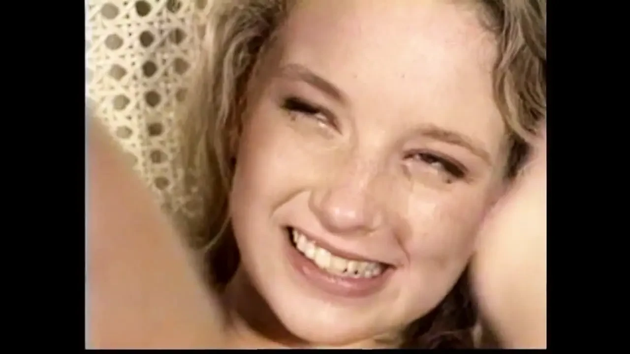 Com tesão linda jovem é apreciada lambendo e dedilhando sua buceta por seu amigo