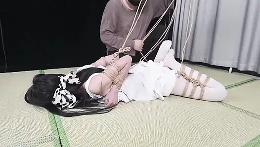 Xr24-ein mädchen, das weiße kleidung und weiße strümpfe trug, wurde aufgehängt und bondage kitzelte