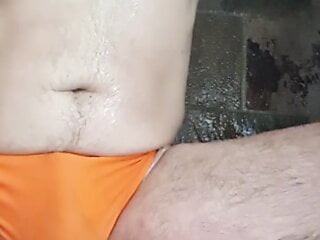 Noch eine schnelle Dusche im sexy orangefarbenen Bikini