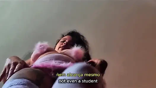 Cewek raksasa yang kejam memerintahkan pria kecilnya yang sengsara untuk mengendus memeknya