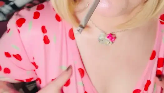 Alles baumelt! Eine süße Tina Snua baumelt eine zigarette &hartes rauchen