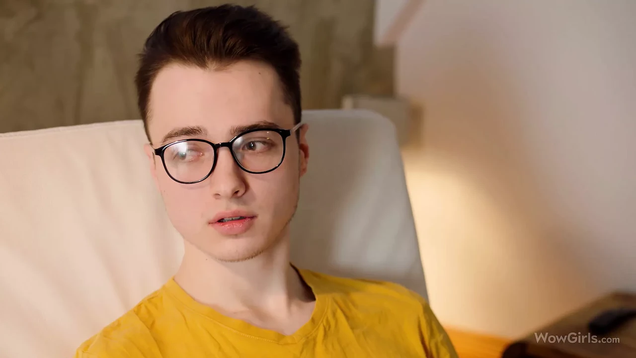 Wowgirls - 金发 Eva Elfie 在一个俏皮和性感的性爱场景中