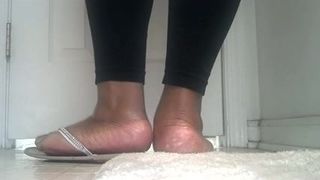 Dicke schwarze Füße in Flip-Flops