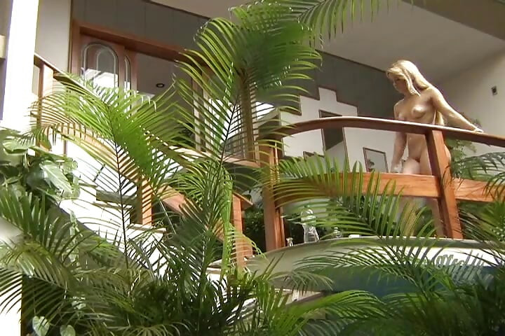 Polla gigante destruye su culo