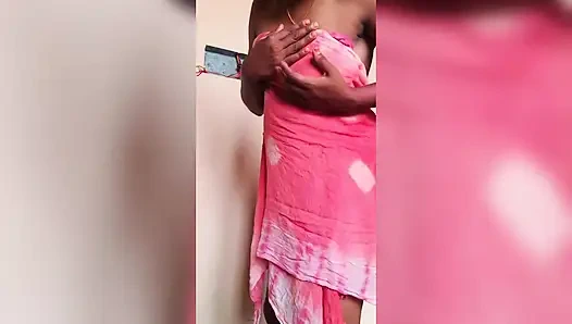 Ammu снимай полотенце с большими сиськами и киской и переодевание лифчика