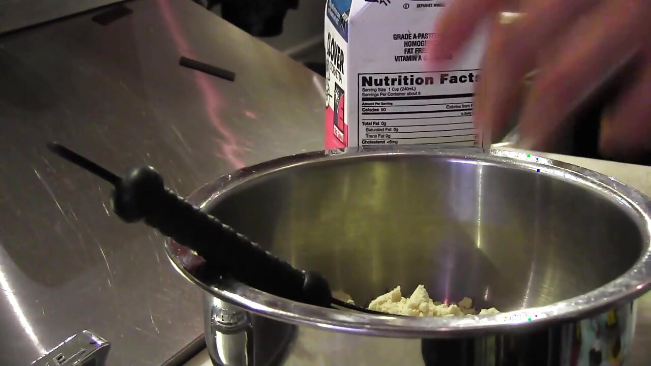 Twee lesbiennes in de keuken spelen met ijs