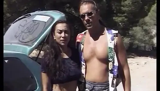 Kurvige amateur-dame bekommt große gesichtsbesamung im wald