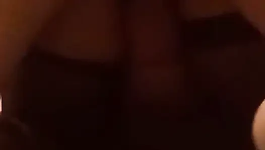 Sikişen evli kadın bir arkadaşı tarafından sikiliyor, bundan hoşlanıyor