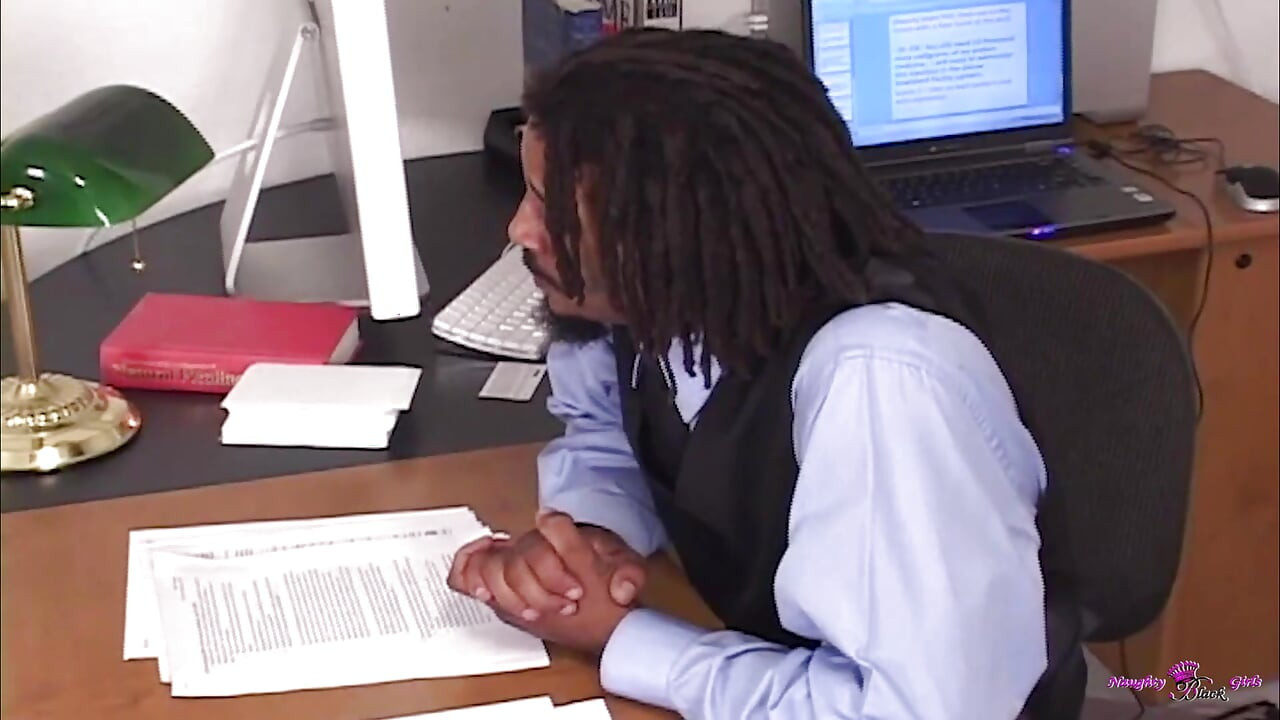 海利杨让她的阴户被她的治疗师吃掉, 她重口味操他的大黑屌.