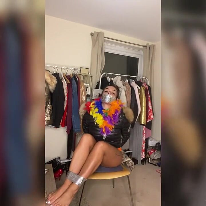 สาวละตินในชุดขนสัตว์และปาร์กัส (ตอน 2) (ขนาดเล็กกว่า)