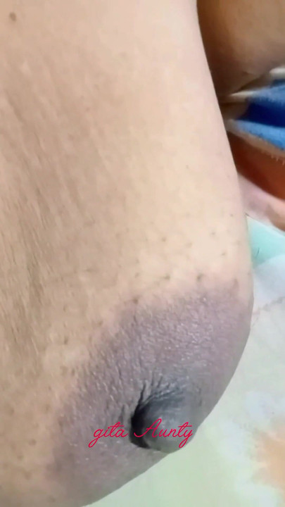 Mesti berkongsi detik dari "Bhabhi Besi India Lokal menunjukkan buah dada besar di bilik malam"