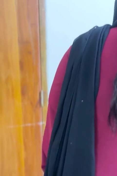 アラビアンの美しいホテルのメイドが私の部屋を掃除していて、彼女の大きなお尻と大きな胸が見える