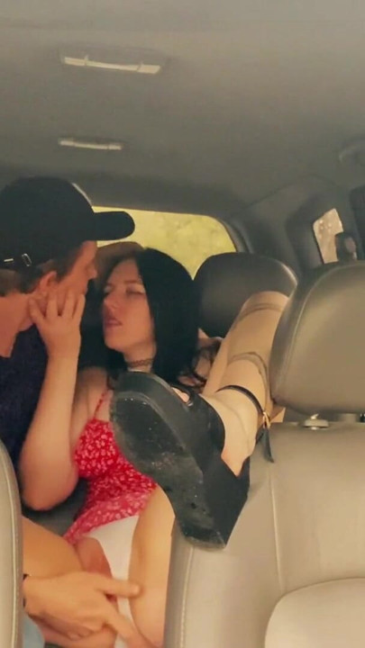 Istri selingkuh sama sopir taksi di dalam mobil di luar rumah | Klip 1