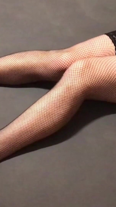 Nezaboravan trenutak iz filma "Dugonoga transvestita u mrežastim čarapama, donjem rublju"