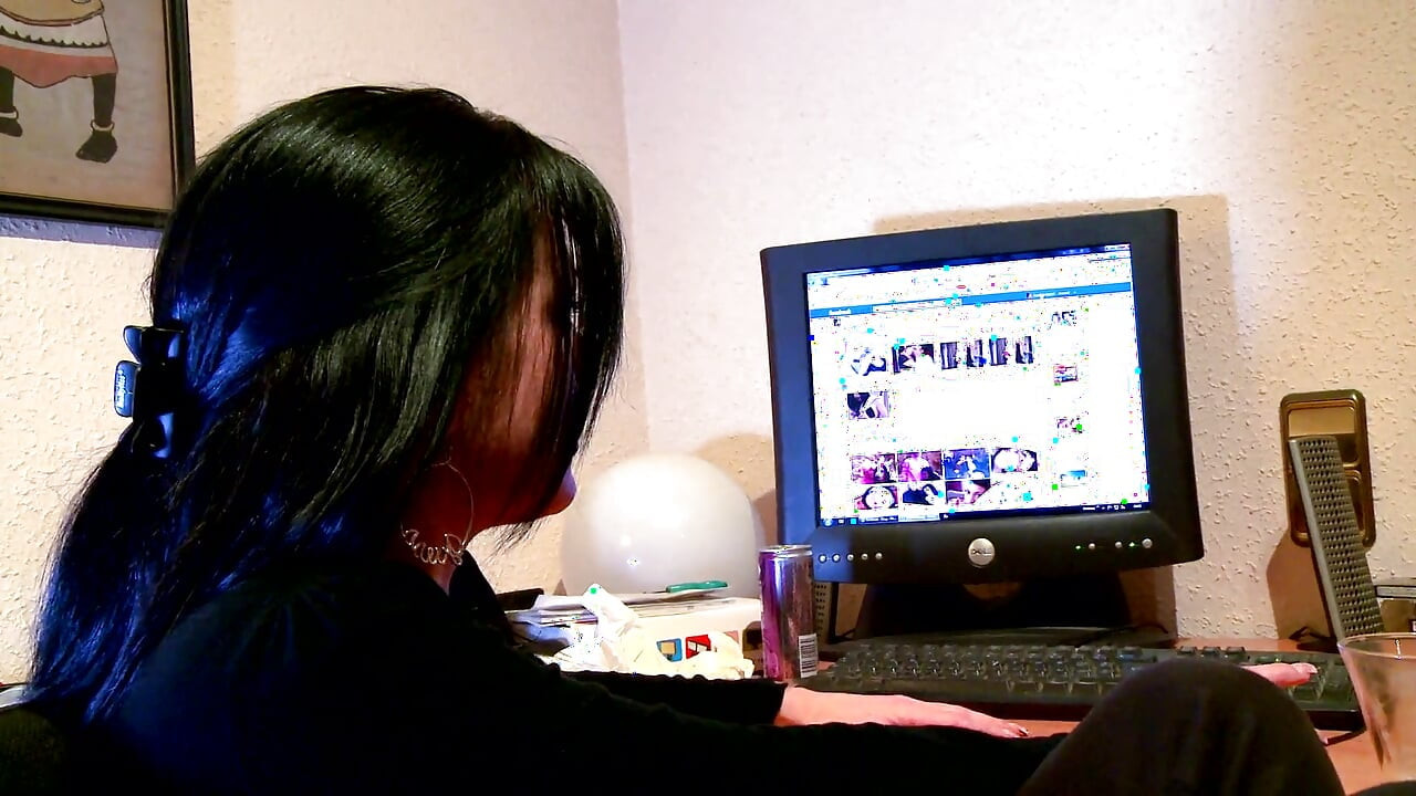 Edepsiz esmer plajda yarak emiyor