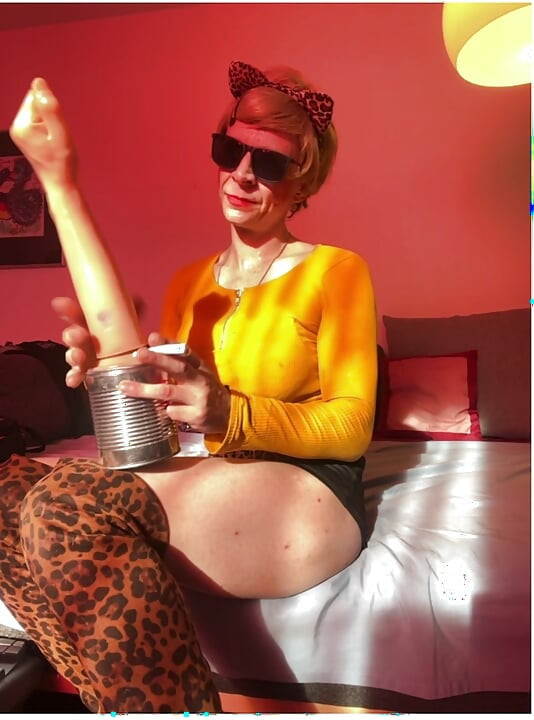 Crossdresser kurus Moniqu3Love menunggang penumbuk